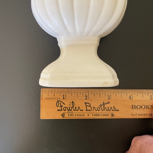 Vintage White Vase With cherubs Made In China Matt Glaze - Picture 8 of 8